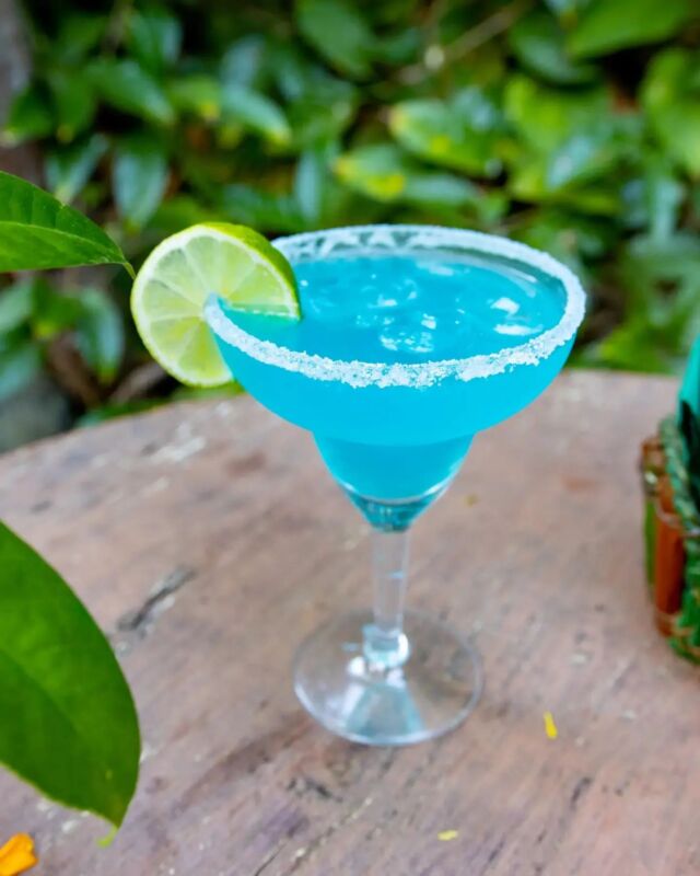 𝐅𝐑𝐈𝐃𝐀𝐘𝐒 𝐀𝐍𝐃 𝐂𝐎𝐂𝐊𝐓𝐀𝐈𝐋𝐒 🍹Don't miss out on the perfect way to kick off your weekend at Amazonia Restaurant. We're here to make your Fridays unforgettable, one blue cocktail at a time. Cheers to the start of a fantastic weekend! 🥳Which cocktail are you going to order first?😅🤔#amazonia #jungle #thursdays #vibes #music #dance #enjoy #family #friends #snacks #cocktails #fun #explore #food #ambiance #vibes #curacao #restauran #friday #happyhour #bluecocktails